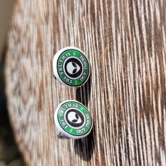 The Truth is Out There Alien Stud Earrings, unisex - Picture 5 of 5